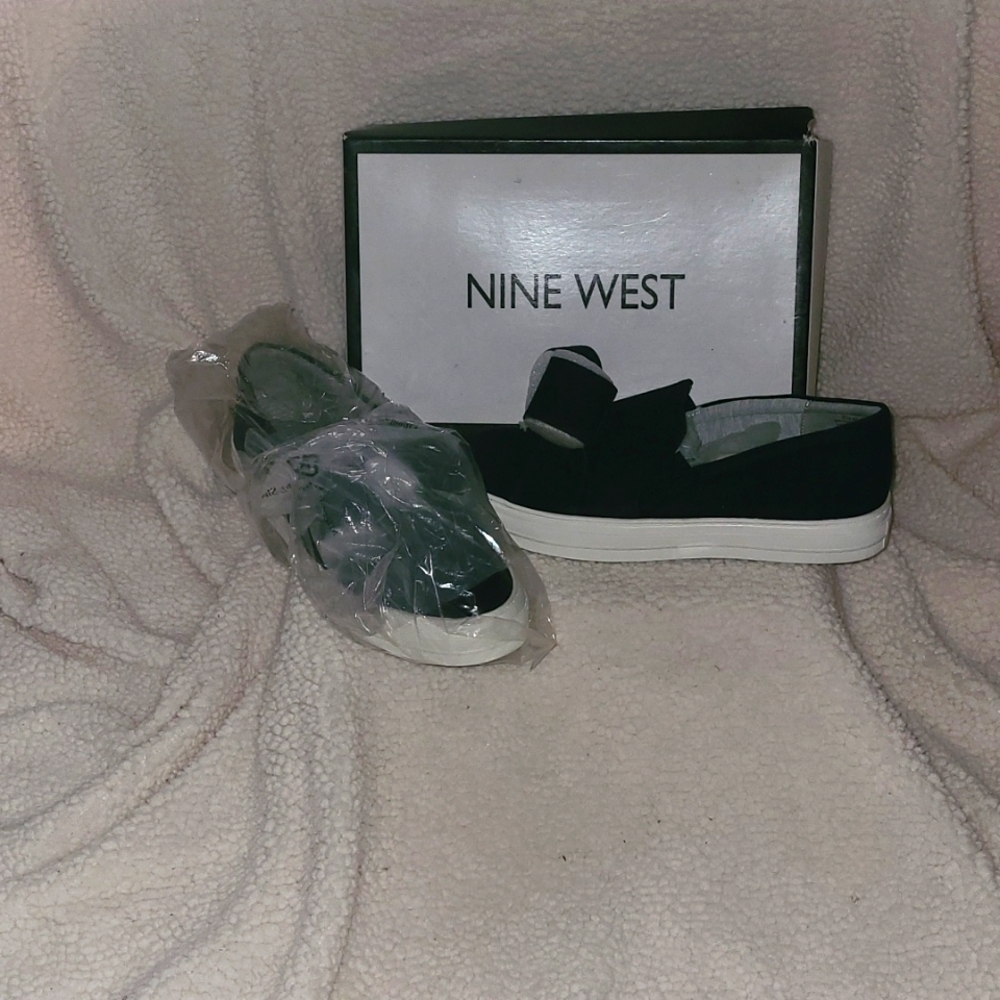 Nine West 9.5 suede navy sneaker skater with bow NWB and box women's shoes